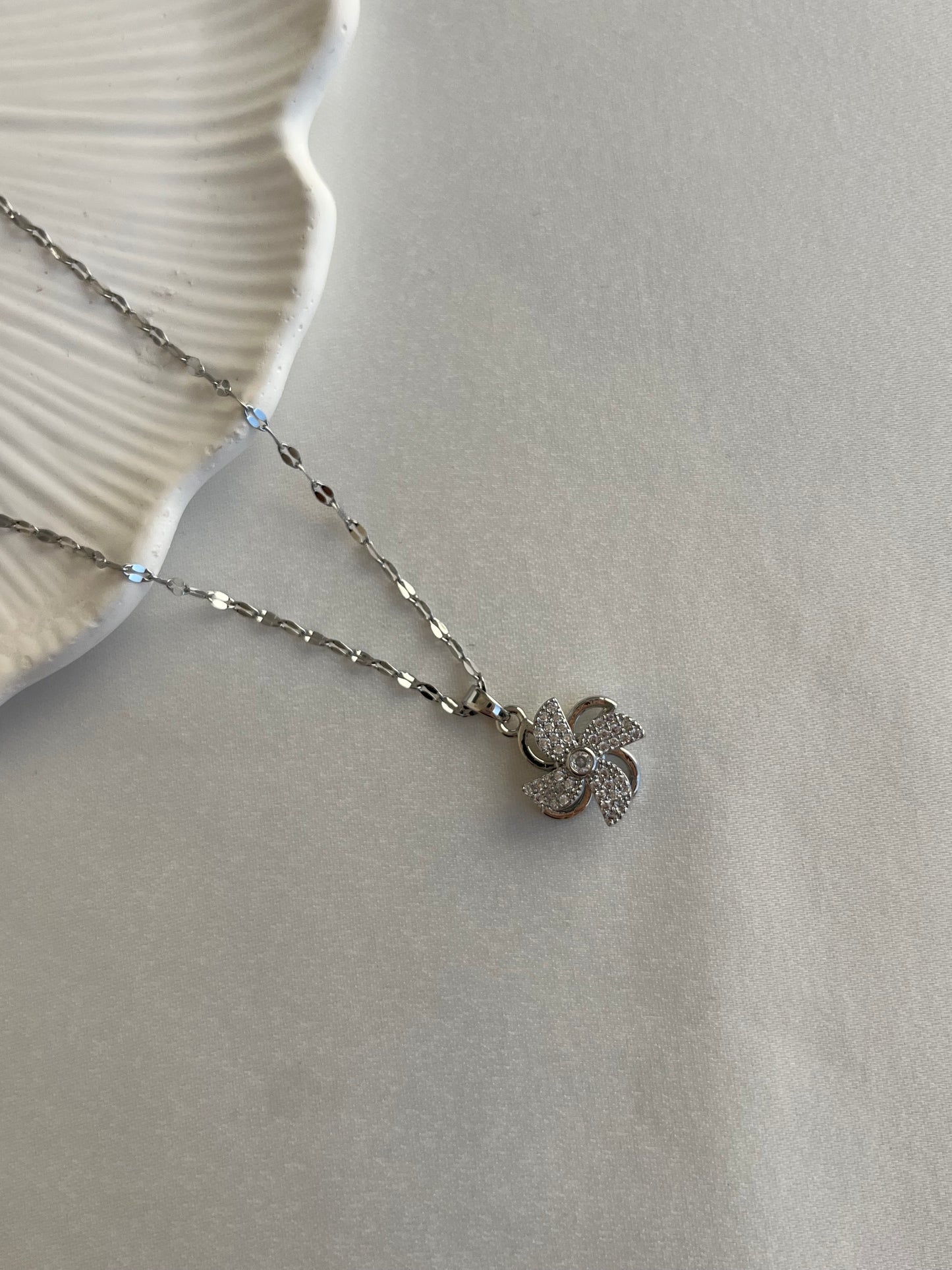 Dönen Çiçek Kolye