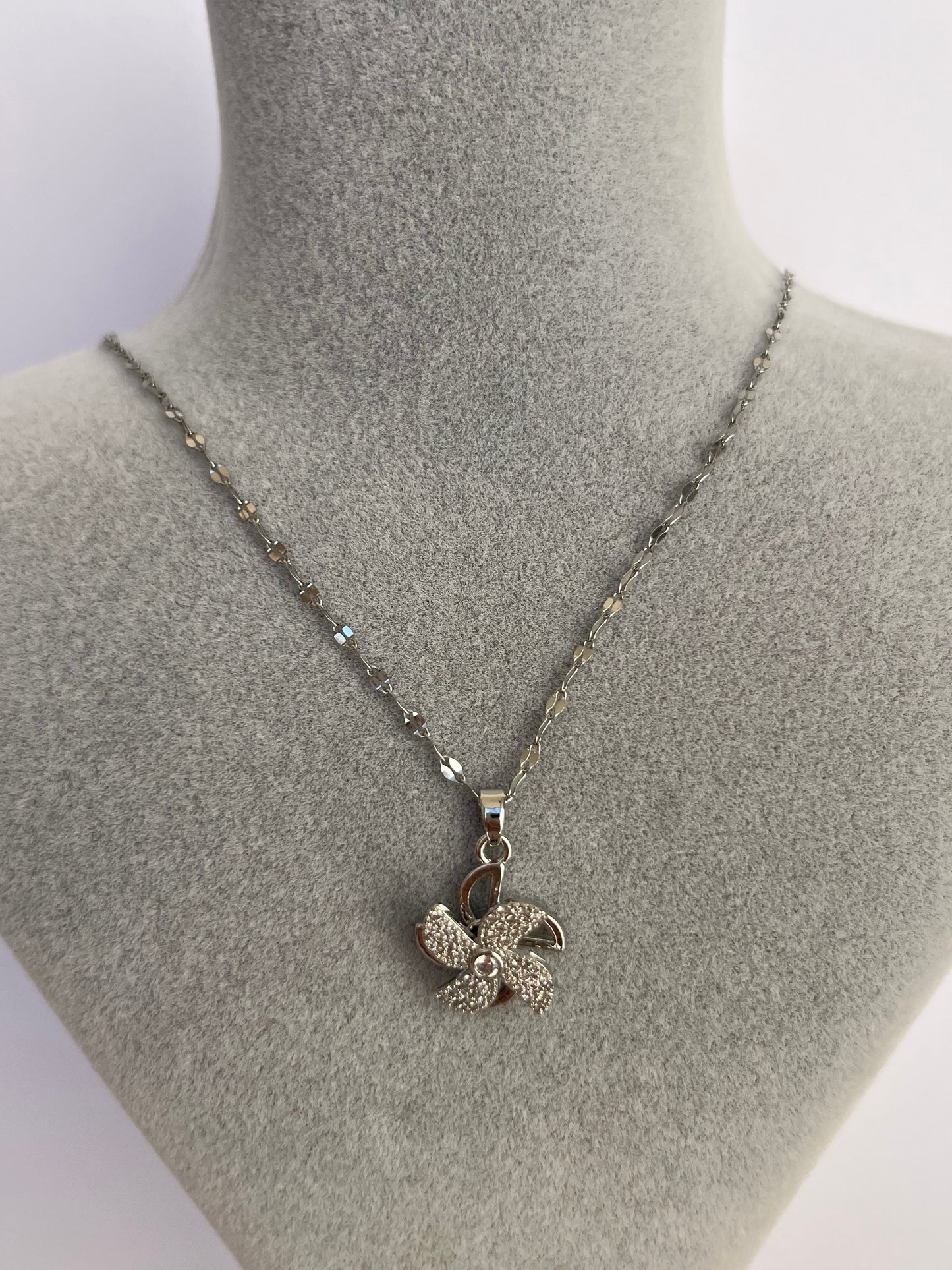 Dönen Çiçek Kolye