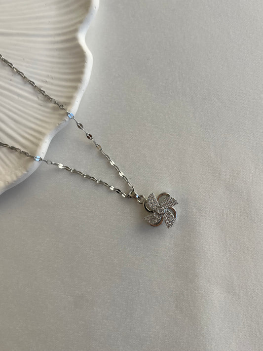 Dönen Çiçek Kolye